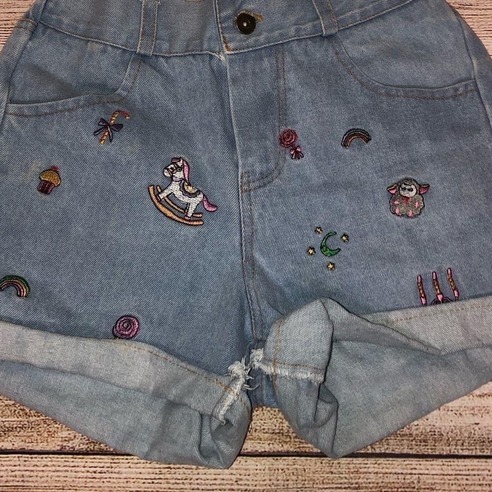 Embroidered High Waist Shorts - Picture 2 of 6